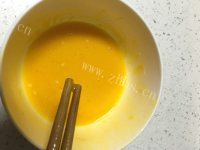 垂涎欲滴的鸡蛋饼做法图解2)