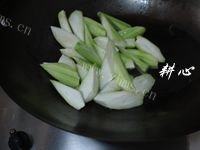 丝瓜炒鱿鱼做法图解7)