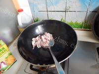 香飘十里的蒜苗炒五花肉做法图解3)