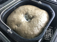 松软的墨鱼汁面包做法图解7)