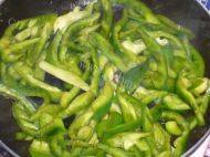 菜椒炒肉做法图解5)