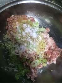 美味的白菜猪肉饺子做法图解6)