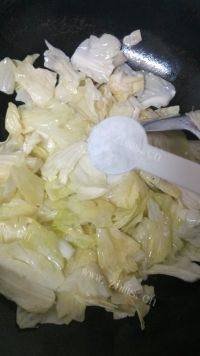 广式腊肠炒包菜做法图解6)