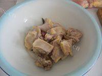口味极佳的小鸡炖土豆做法图解1)