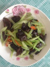 家常菜芹菜炒木耳