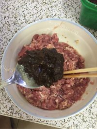 美味的门钉肉饼做法图解4)