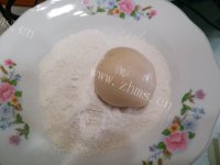 美味的莲蓉蛋黄广式月饼做法图解7)
