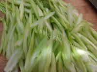 易做的素炒芹菜做法图解2)
