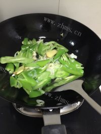 家常菜尖椒溜肥肠做法图解5)