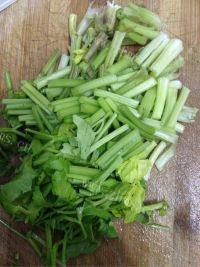 家常菜芹菜炒牛肉做法图解3)