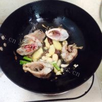 口感丰富的清炖鲫鱼做法图解6)
