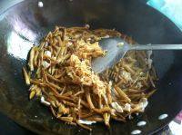 食欲满满的黄花菜炒肉丝做法图解9)