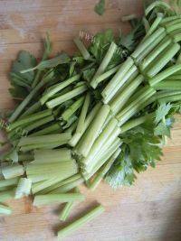 家常虾仁炒芹菜做法图解7)