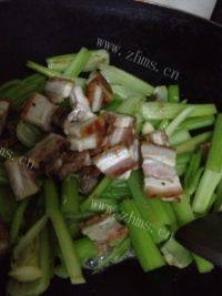 家常烧肉炒芹菜做法图解12)
