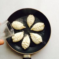 美味的柳叶煎饺做法图解14)