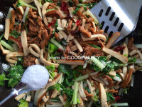 美味的芹菜干子炒肉做法图解8)