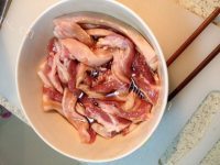 家常菜五花肉金针菇卷做法图解2)