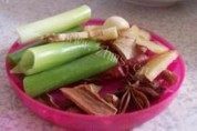 家常菜五花肉烧千张做法图解2)