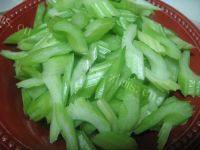 家常菜肉丝芹菜做法图解2)