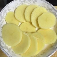 家常菜土豆蒸排骨做法图解4)
