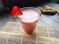 好吃的草莓芒果奶昔做法图解10)