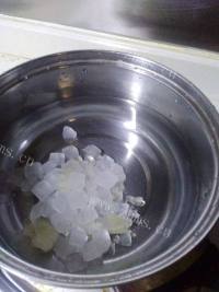滋润的冰糖雪耳木瓜糖水做法图解3)