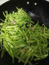 家常菜芸豆丝炒肉做法图解5)