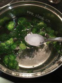 好吃的虾仁西兰花炒蘑菇做法图解6)