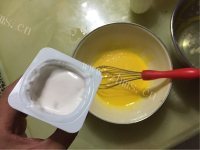 回味无穷的酸奶戚风蛋糕做法图解2)