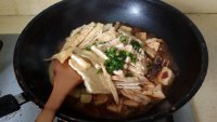 美味的农家香辣鸭血豆腐锅做法图解8)