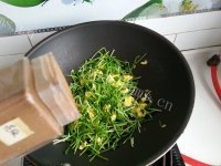 家常菜豌豆苗炒鸡蛋做法图解9)