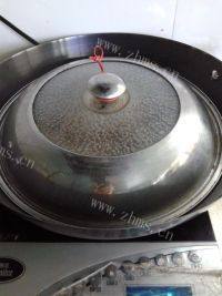 口感不错的茶树菇焖鸡做法图解5)