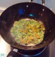 家常菜芹菜叶炒鸡蛋做法图解8)