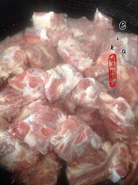 美味的排骨玉米汤做法图解1)