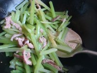 家常菜肉丝炒芹菜做法图解8)