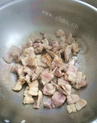 色泽鲜亮的蒜薹炒肉做法图解3)