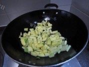 让人怀念的牛肉炖土豆做法图解4)