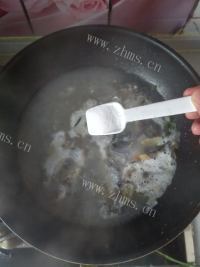 美味的萝卜丝鲫鱼汤做法图解7)