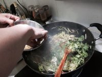 色香味俱全的芹菜炒牛肉做法图解5)