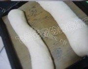 诱人蒜香面包做法图解3)