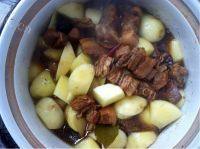 家常菜红烧肉炖土豆做法图解9)
