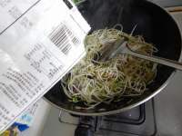 家常菜酸辣绿豆芽做法图解6)