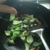 家常菜香菇炒油菜做法图解7)