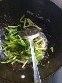 家常菜芹菜炒猪肝做法图解8)