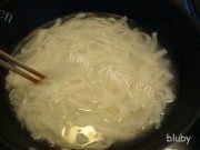 美味的素双丝拌河粉做法图解2)