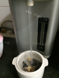 滋补的西洋参乌鸡汤做法图解7)