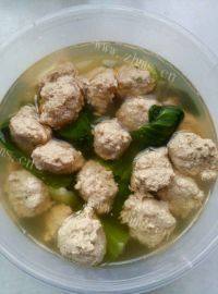 美味的青菜肉丸汤