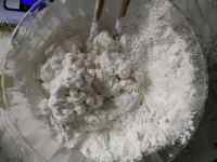 美味的汤圆滚黄豆糖粉做法图解2)