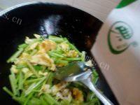家常菜芹菜炒鸡蛋做法图解8)