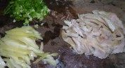 美味的咸菜猪肚汤做法图解2)